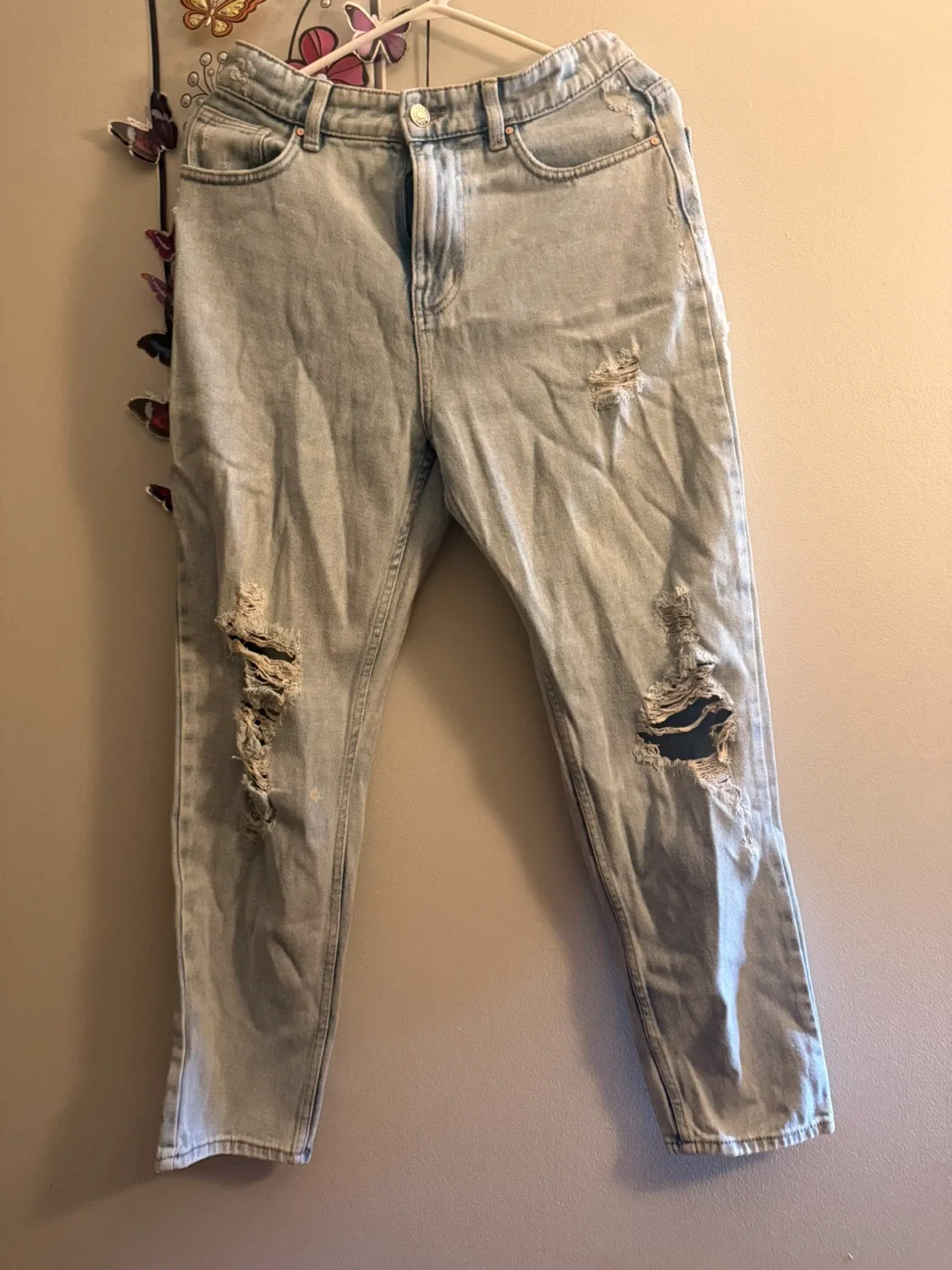 Light Wash Ripped Jeans