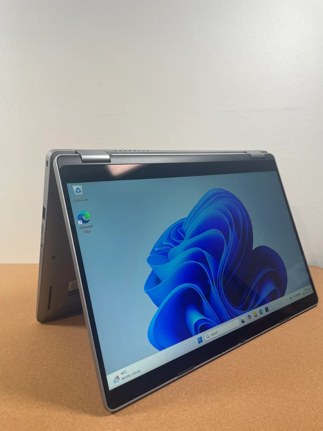 Touchscreen Dell Latitude 5310 2 in 1 Laptop - 16 GB RAM image indicator(2)