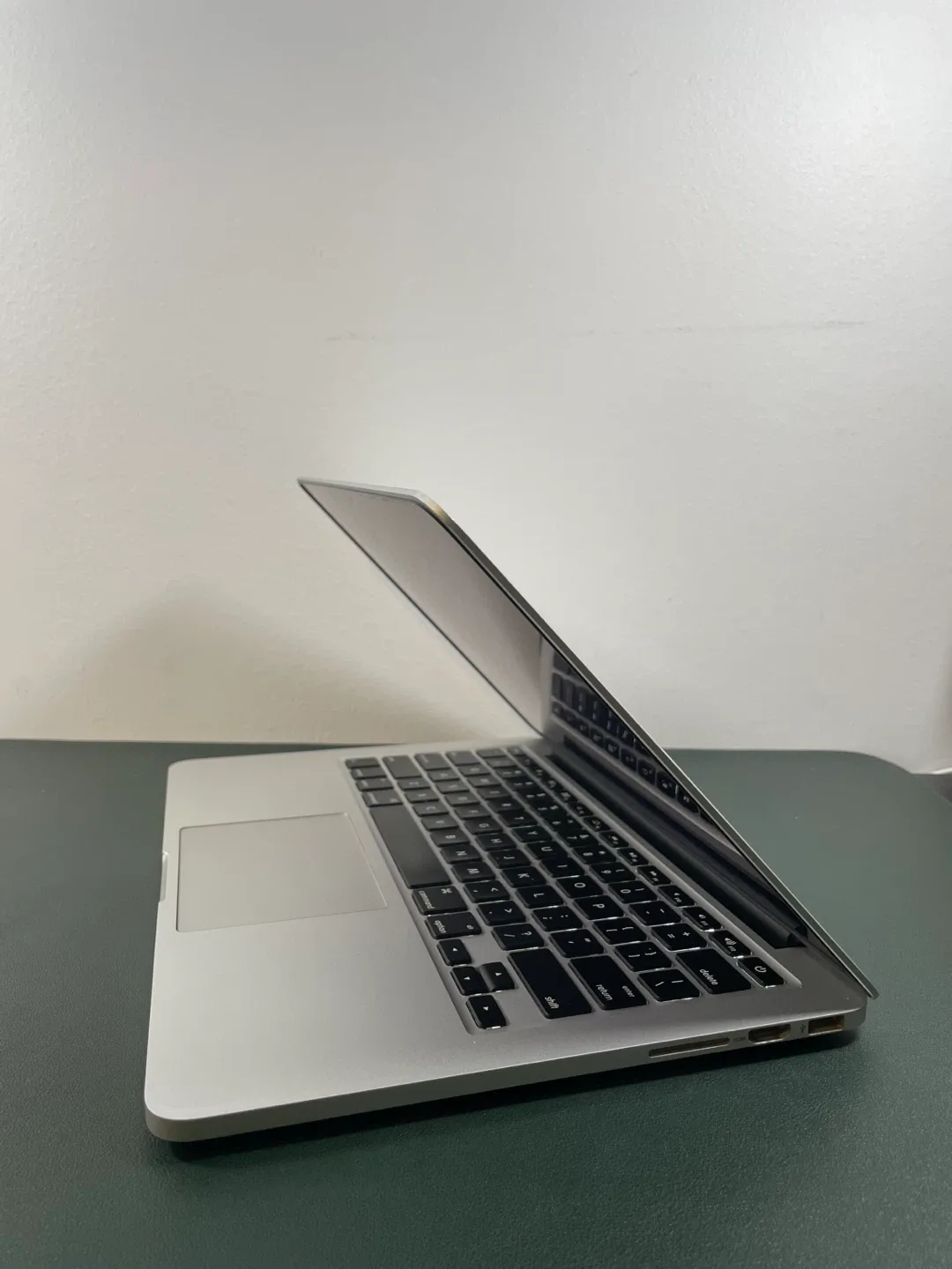 Budget 13” MacBook Pro A1502 (2015) with Charger image indicator(5)