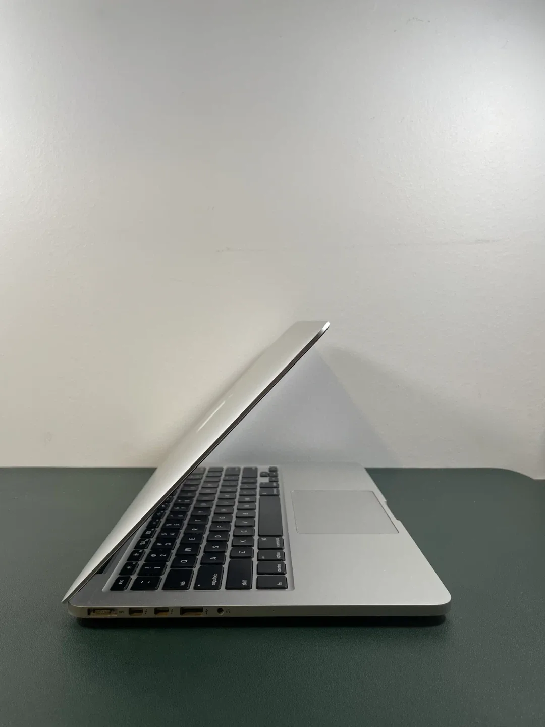 Budget 13” MacBook Pro A1502 (2015) with Charger image indicator(4)