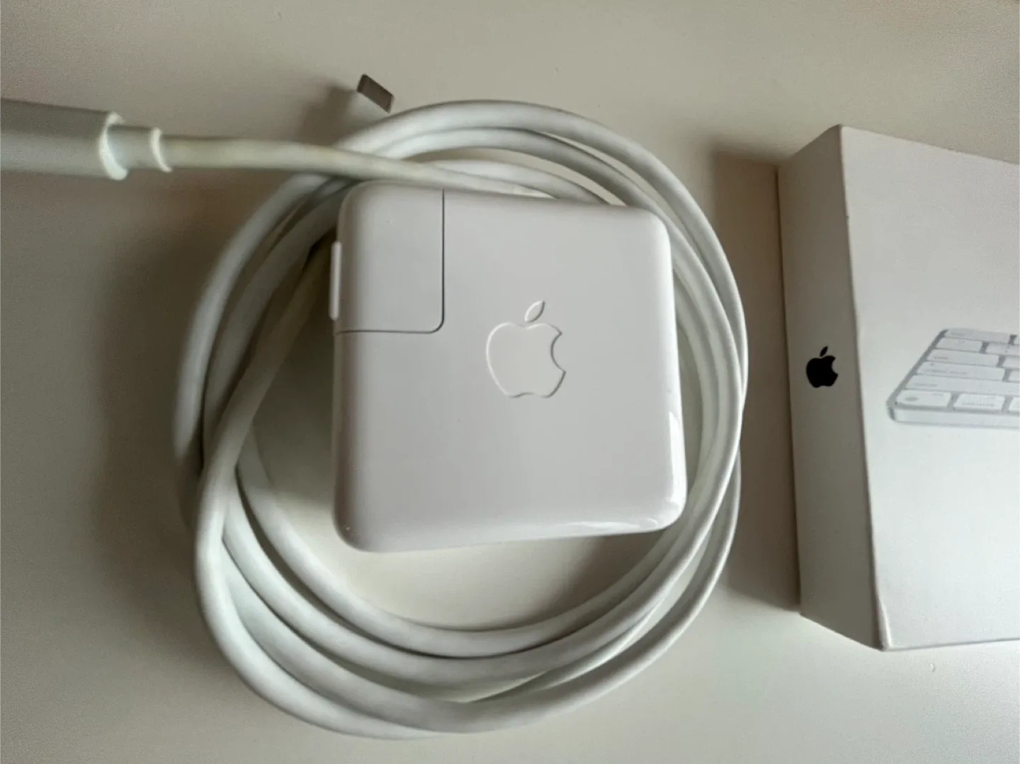 Apple MacBook Air & Magic Keyboard/Mouse Bundle image indicator(2)