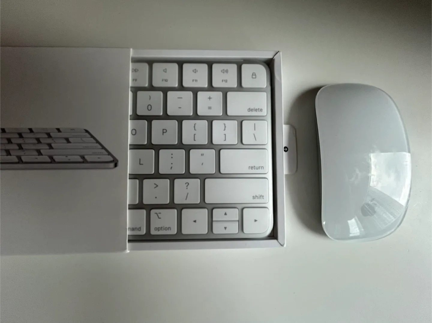 Apple MacBook Air & Magic Keyboard/Mouse Bundle image indicator(3)