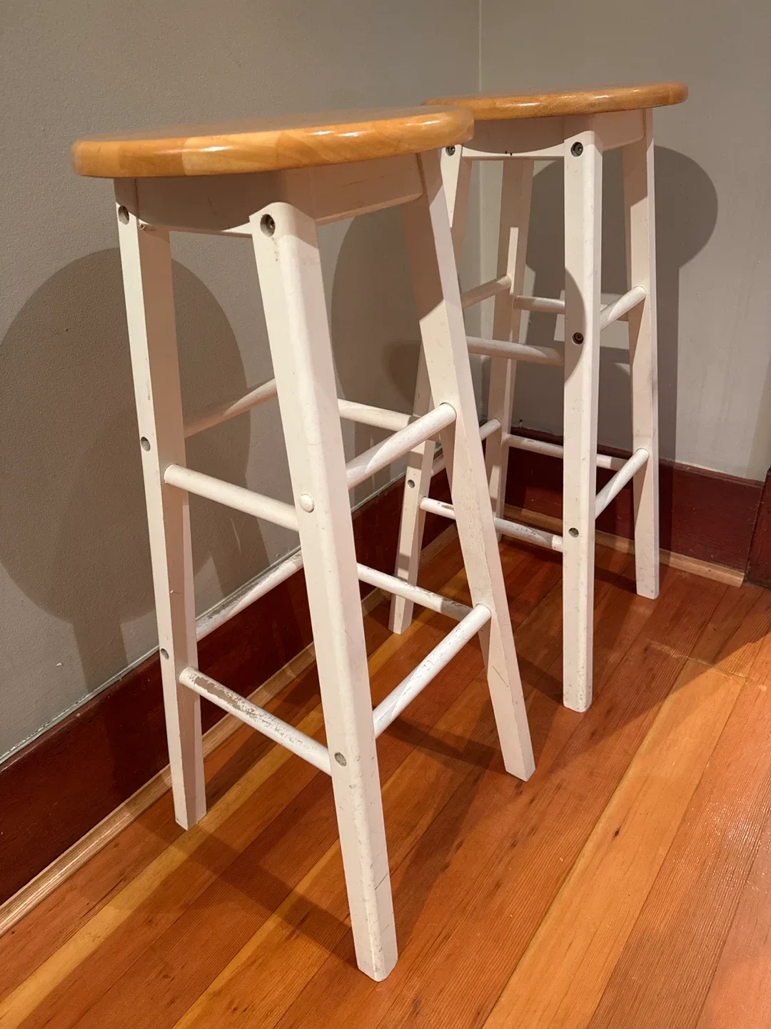 Set of 2 White Wooden Bar Stools image indicator(2)