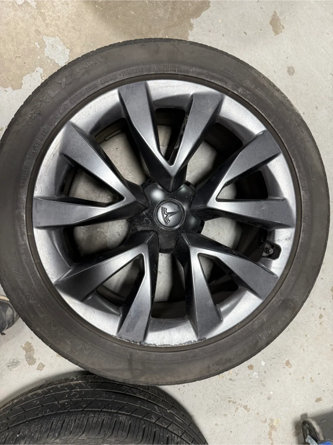 Tesla Wheel Rim with Tire image indicator(2)