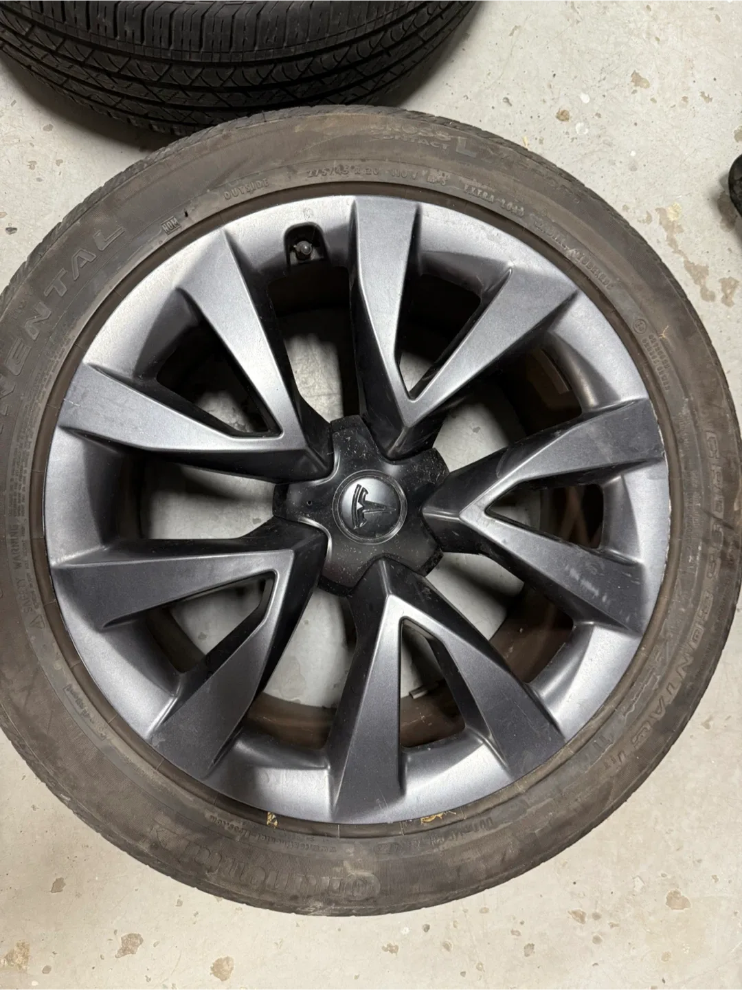 Tesla Wheel Rim with Tire image indicator(3)