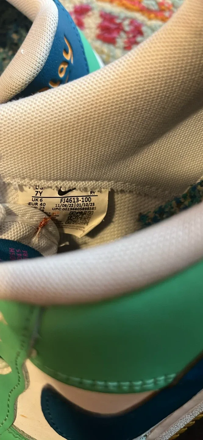 Nike Air Force 1 Green/White Size 7Y image indicator(2)