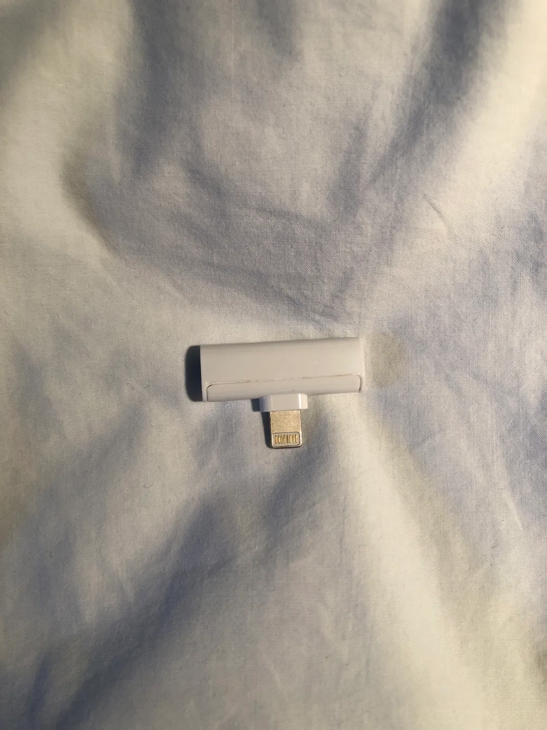 Apple Lightning to 3.5 mm Headphone Jack Adapter image indicator(2)