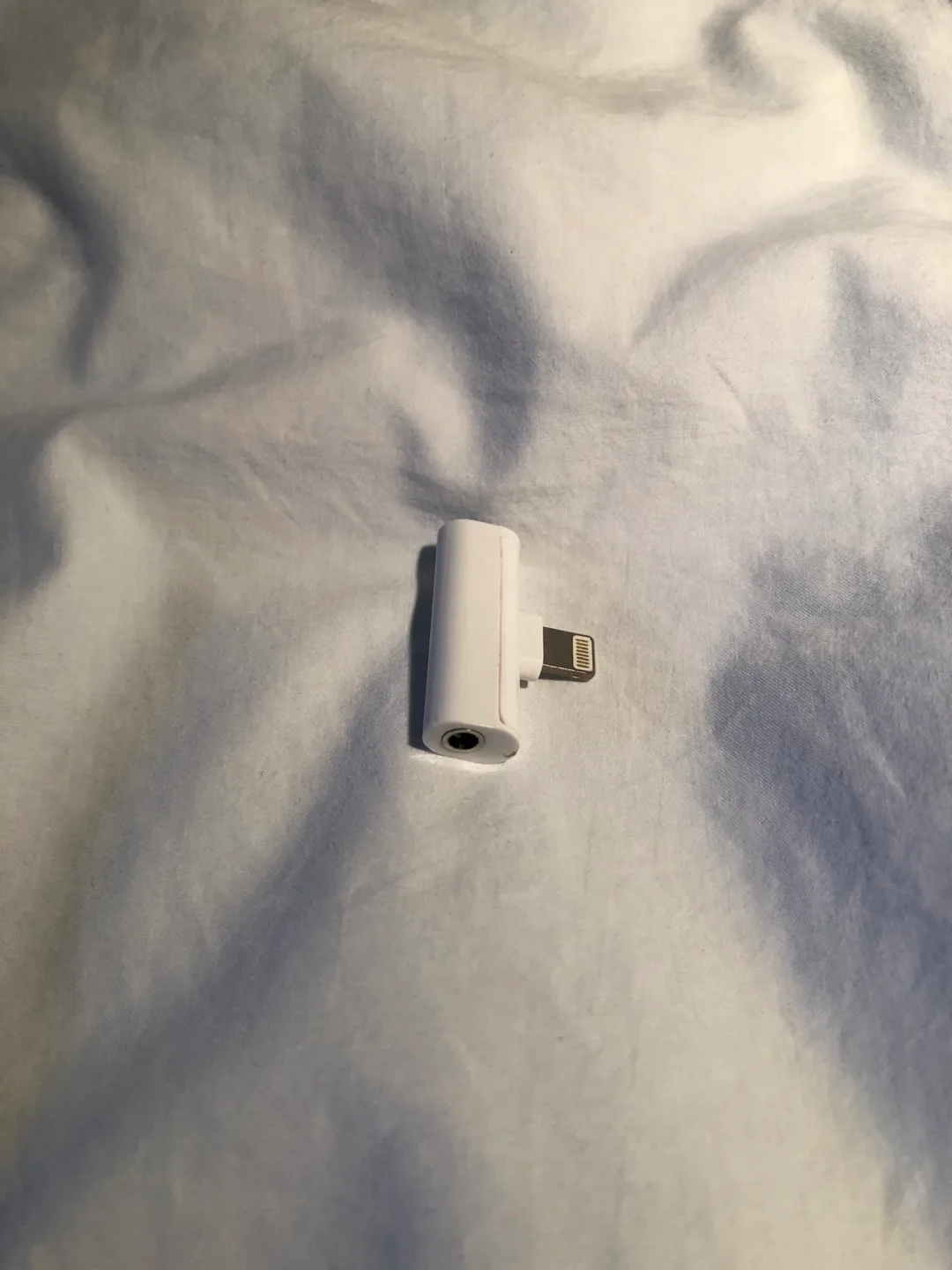 Apple Lightning to 3.5 mm Headphone Jack Adapter image indicator(3)