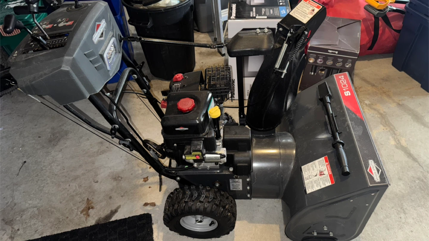 Briggs & Stratton S1024 Snowblower - photo 4