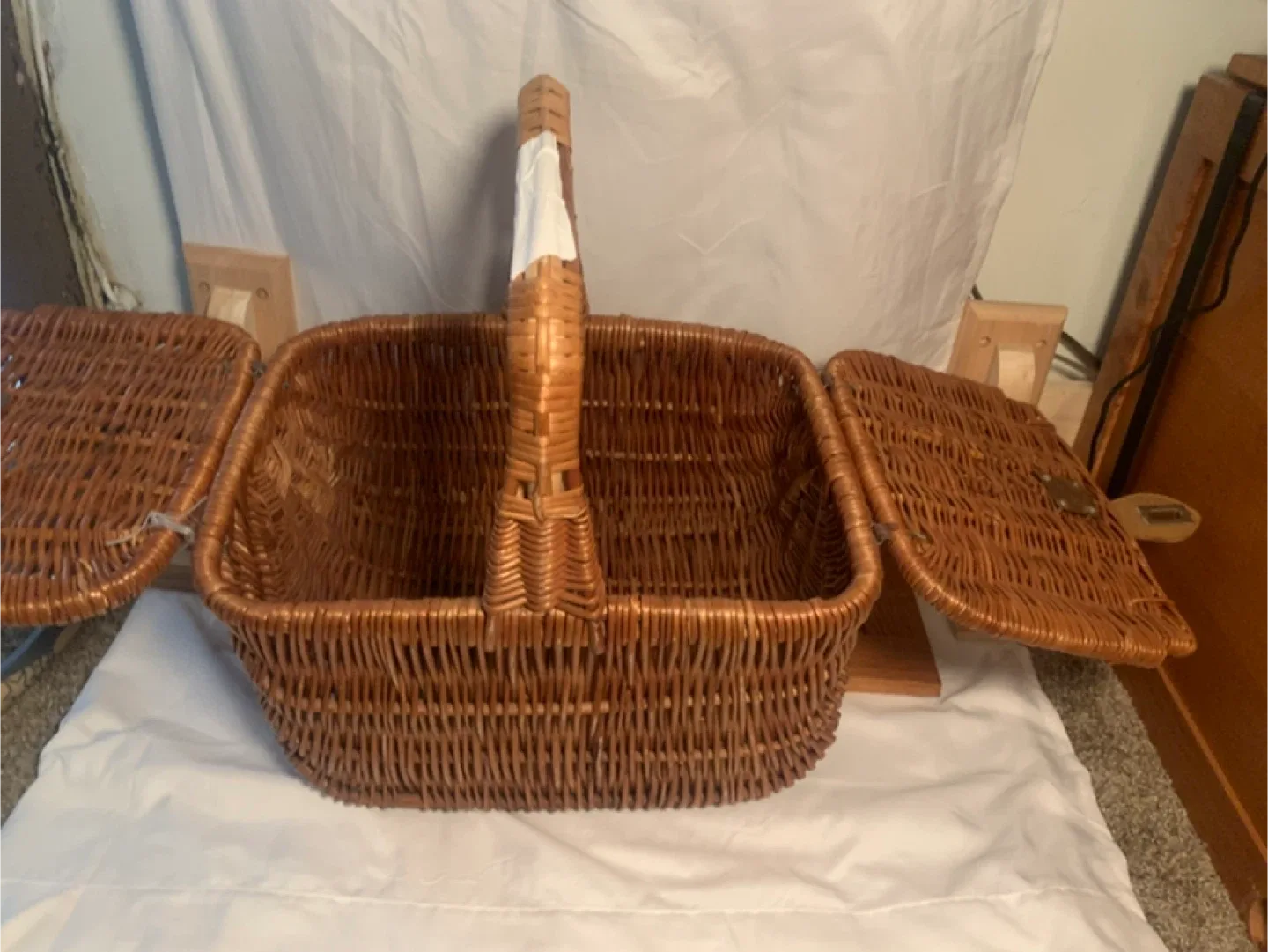 Vintage Wicker Picnic Basket image indicator(3)