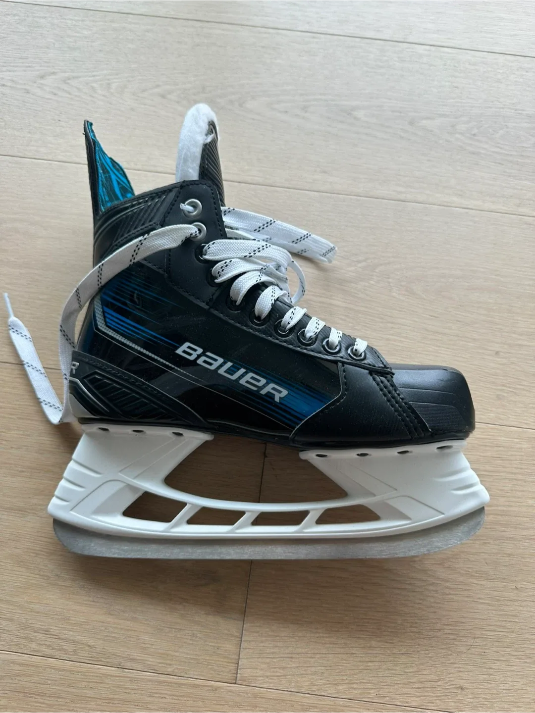 Bauer X Senior Ice Hockey Skates - Size 6 image indicator(2)