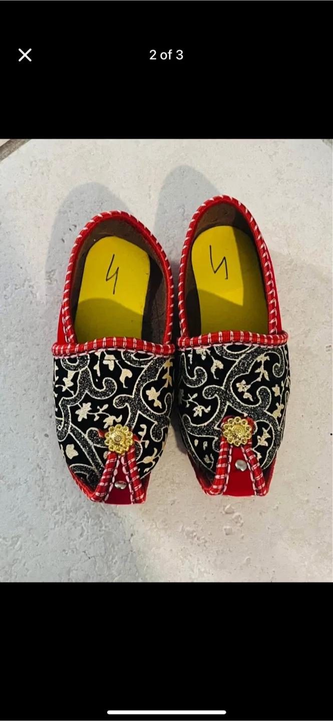 Handmade Embroidered Slip-On Shoes Size 4 image indicator(2)