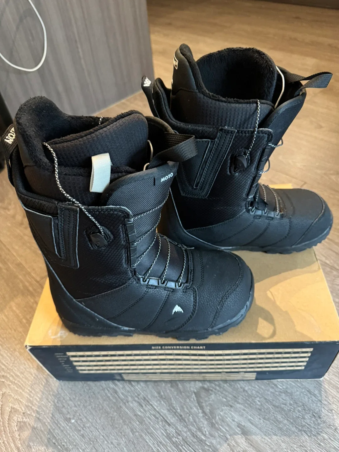 Burton Moto Snowboard Boots for Men- size 9 image indicator(2)