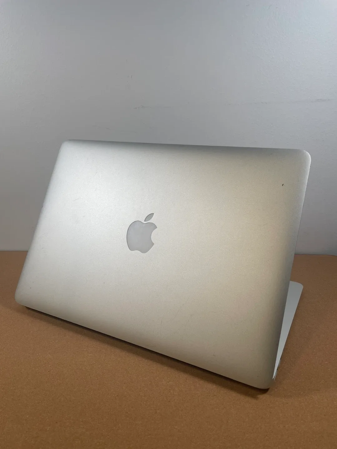 13” MacBook Air (2015) with MagSafe 2 Charger image indicator(4)