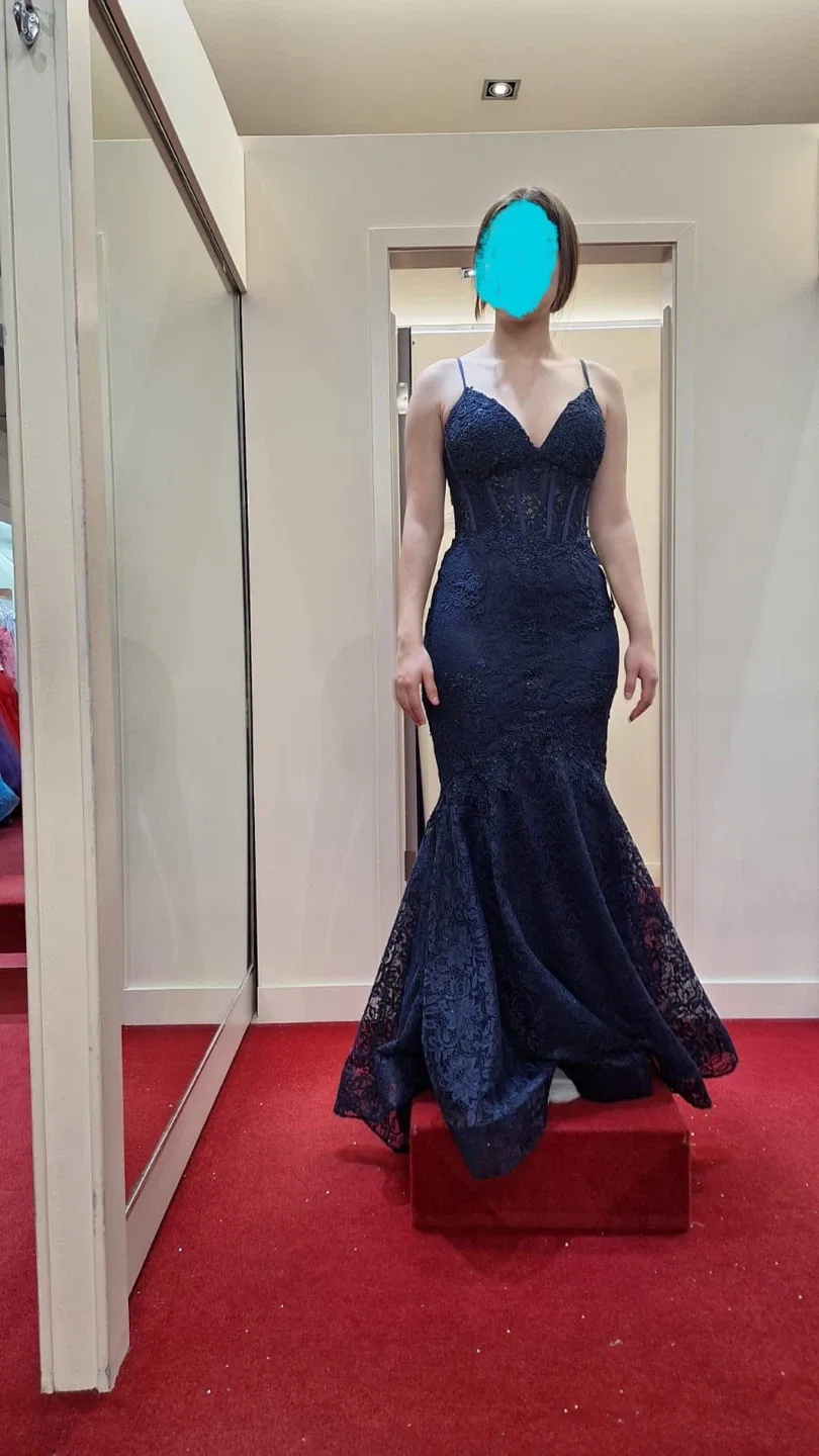 Navy Lace Mermaid Gown – Elegant & Timeless image indicator(3)