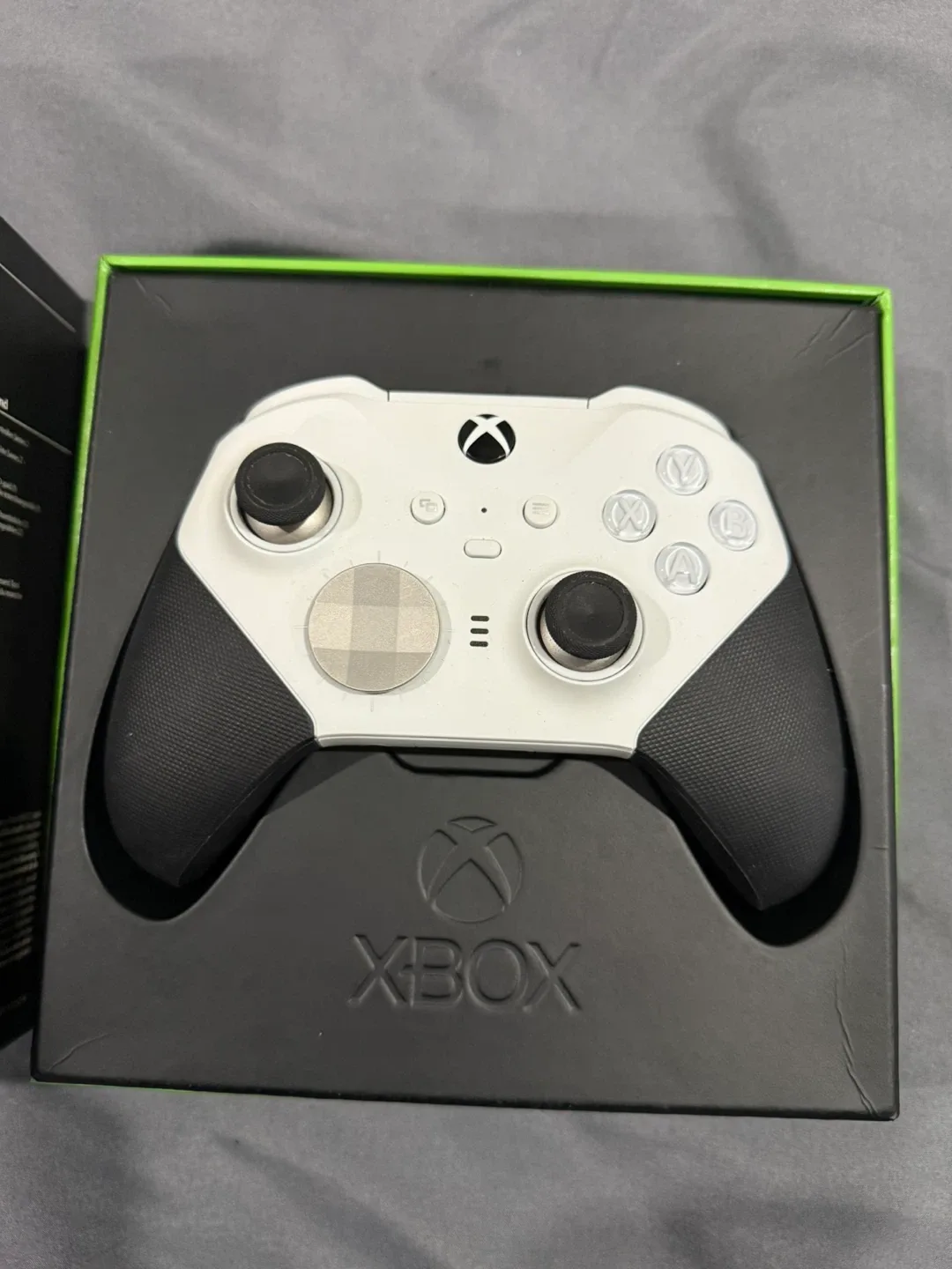 Xbox Elite Series 2 Core Controller - White image indicator(2)