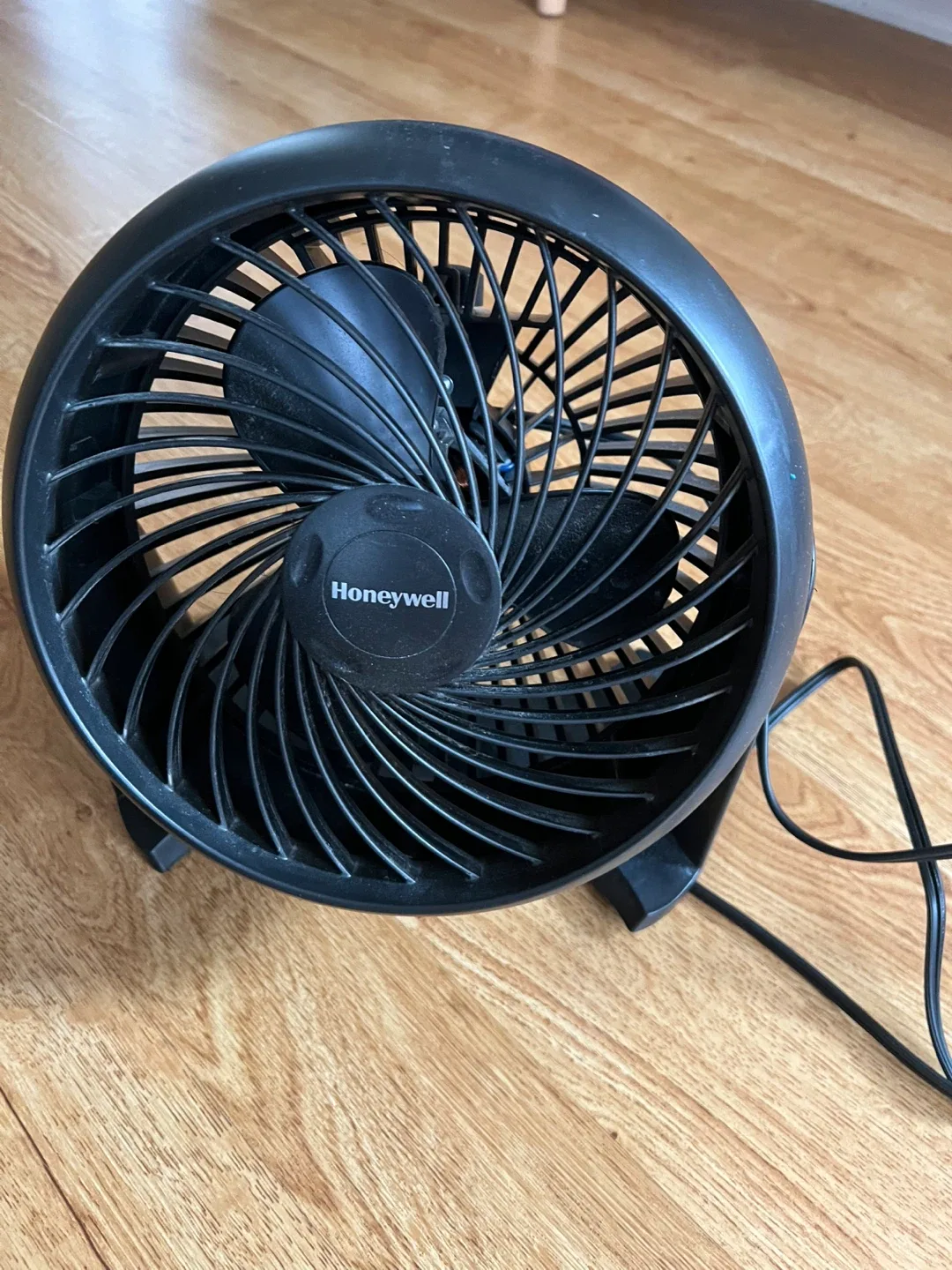 2 table fans - Honeywell QuietSet Tower Fan + Turbo Force Fan image indicator(3)