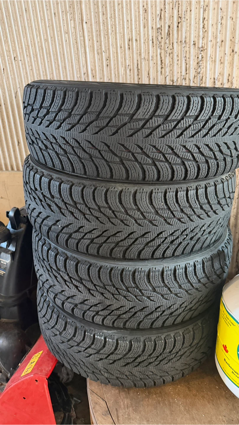 Nokian Hakkapeliitta R17 Winter Tires - 215/65R17