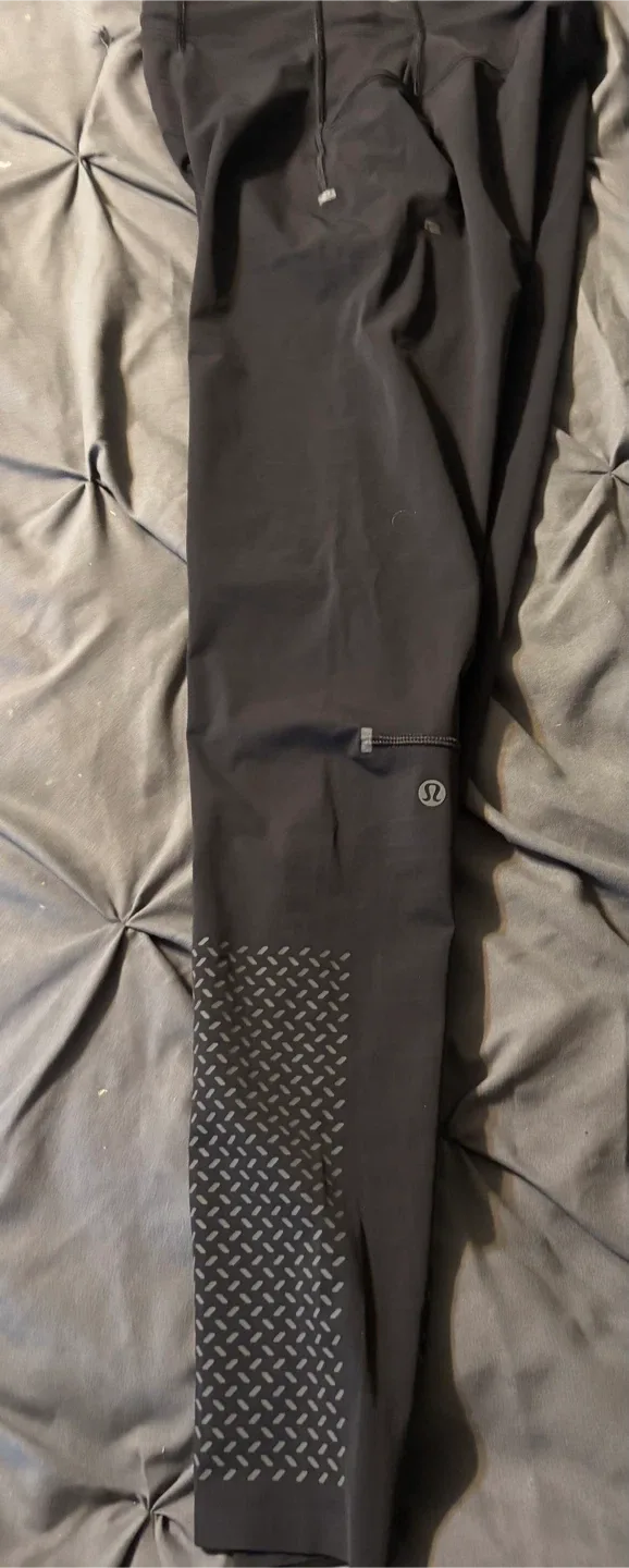 Lululemon Vital Drive Tight 28" in black size medium image indicator(9)