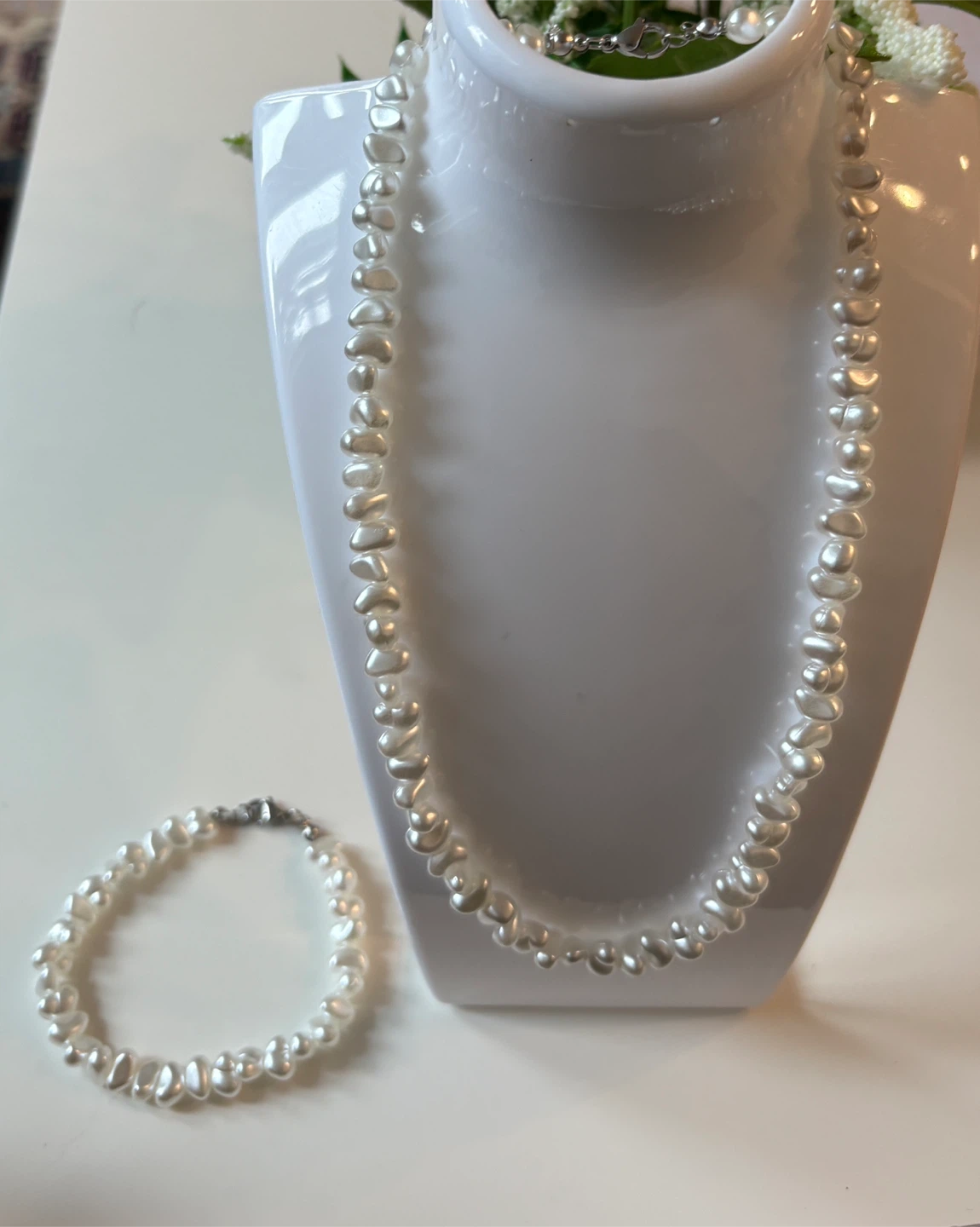Beautiful White Faux Pearl Beaded Necklace and Bracelet Set ! - photo 2