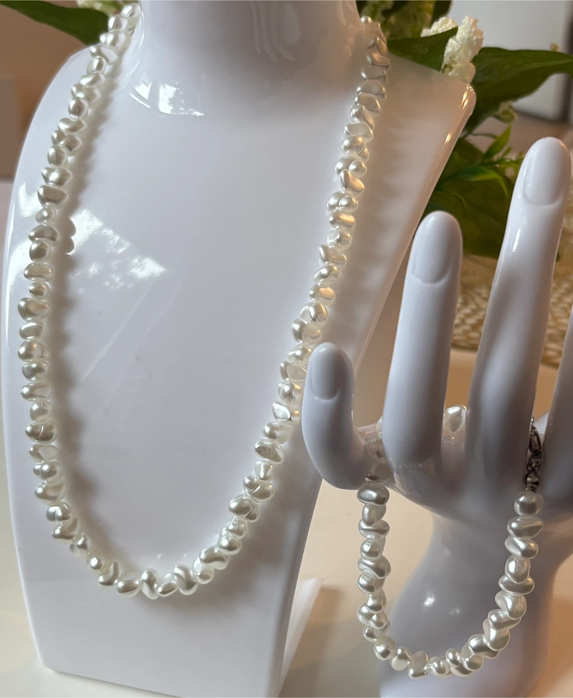 Beautiful White Faux Pearl Beaded Necklace and Bracelet Set ! - photo 3
