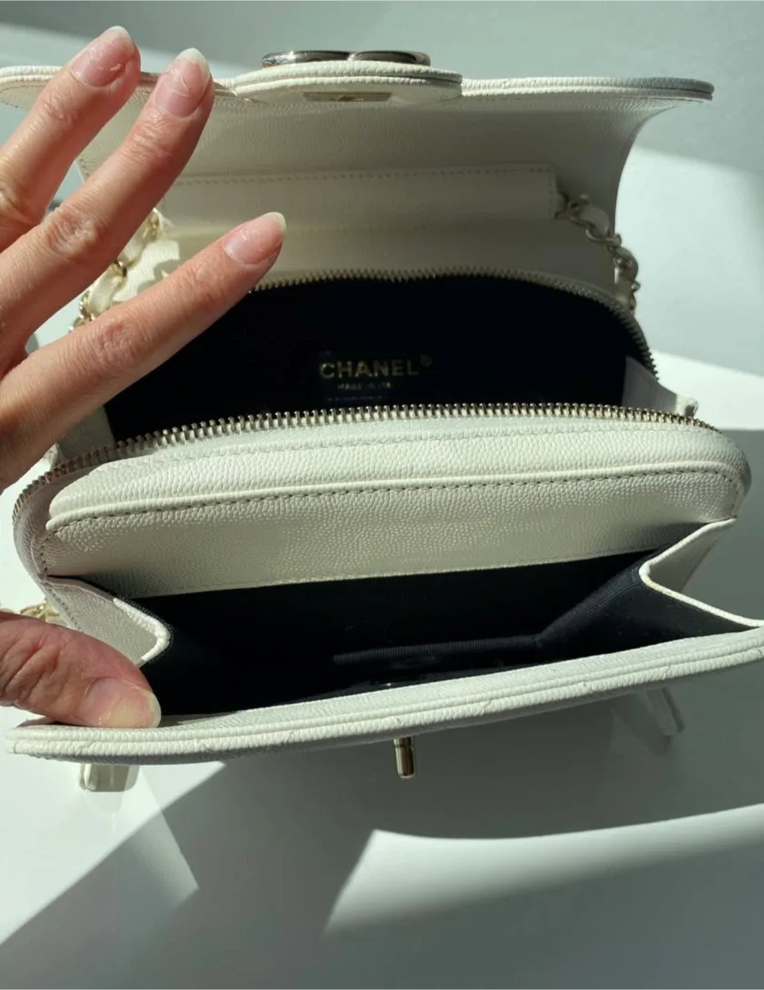 Chanel White Caviar Leather Crossbody image indicator(5)