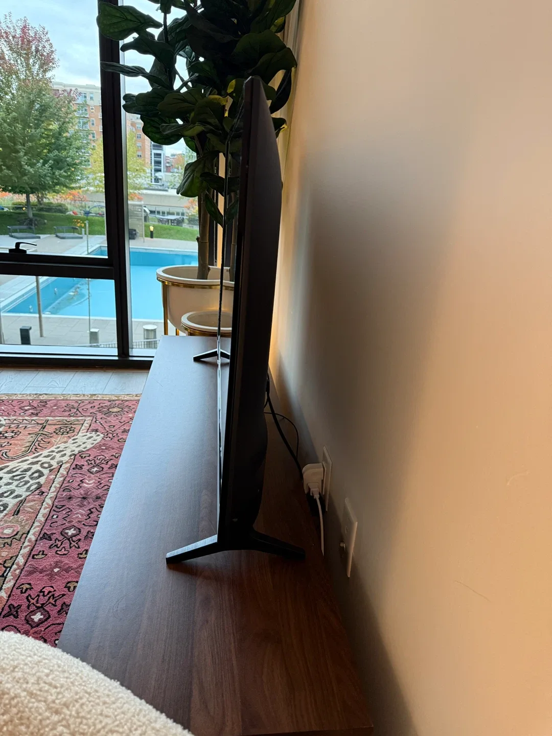 LG 4K HDR Smart LED UHD TV 50" - like NEW image indicator(3)