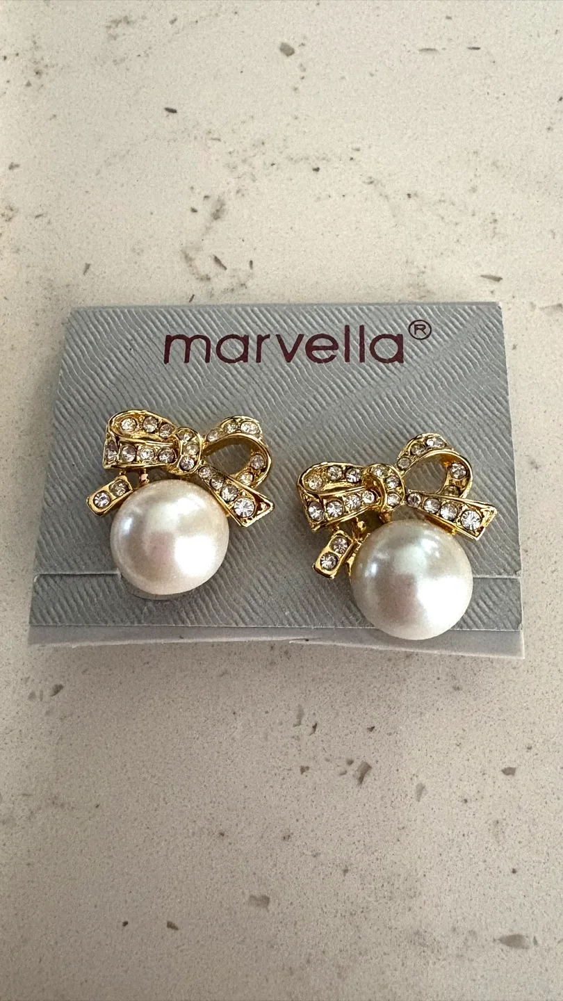 18” Marvella Faux Pearl Necklace and Earrings Set image indicator(3)