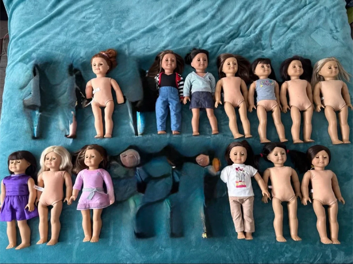 Lot of 18 American Girl Dolls image indicator(10)