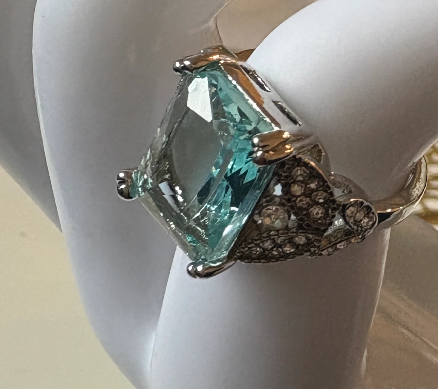 Stunning Sterling Silver Ring with Blue Stone! Size 7