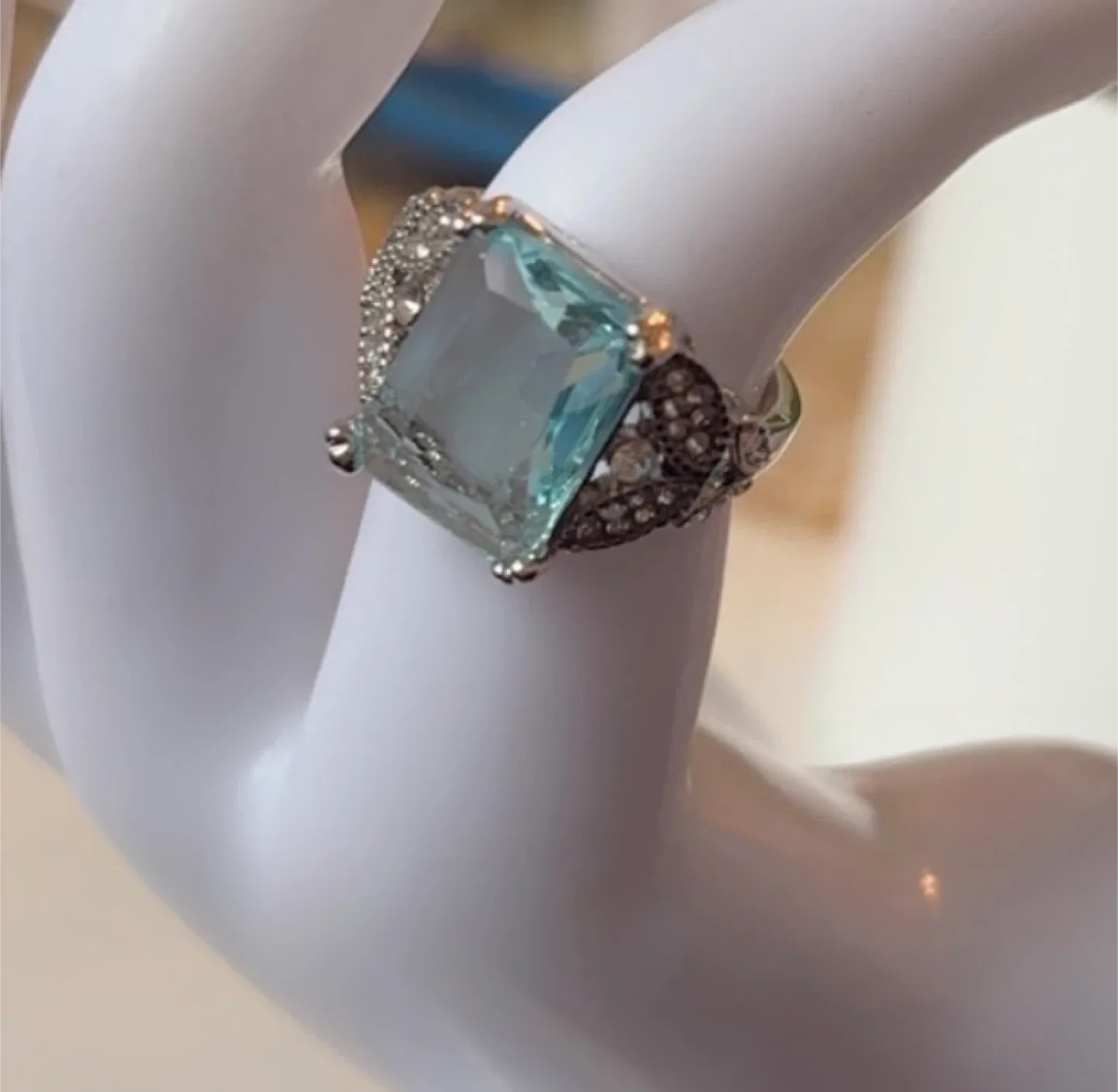 Stunning Sterling Silver Ring with Blue Stone! Size 7 image indicator(4)