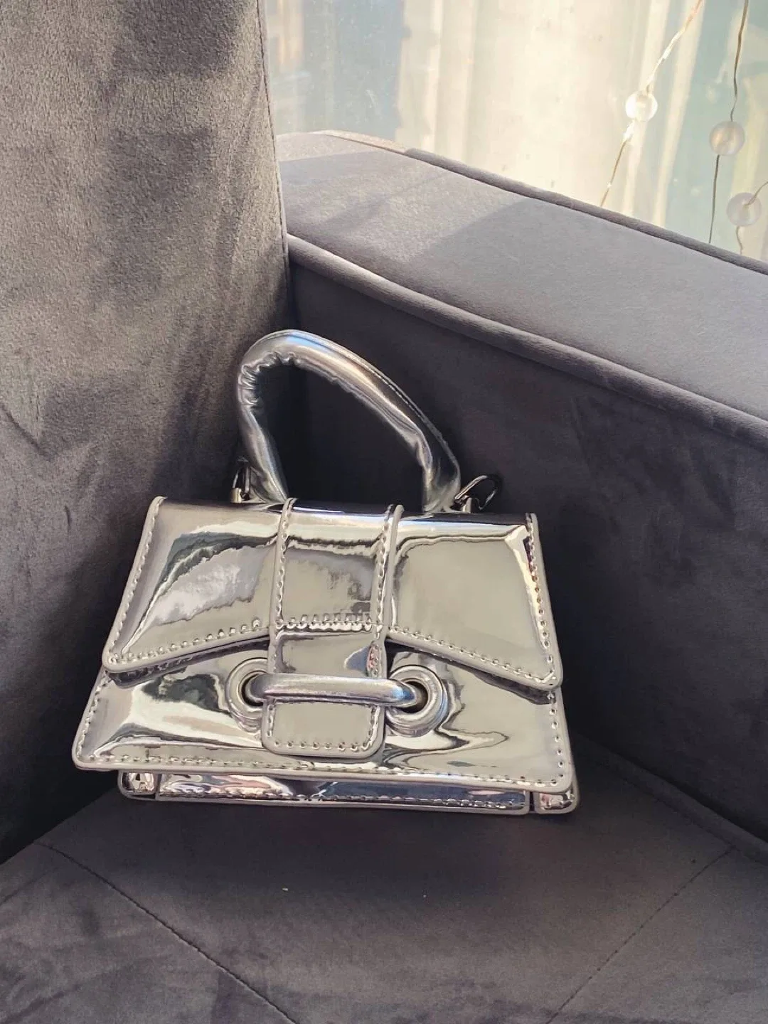 Silver mini mirror bag with chain strap image indicator(9)