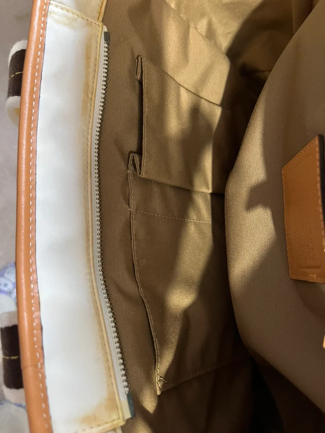 VINTAGE Coach White & Yellow Handbag image indicator(8)