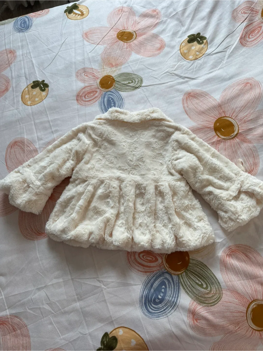 Cream Faux Fur Girl Coat (size 4-6) image indicator(2)