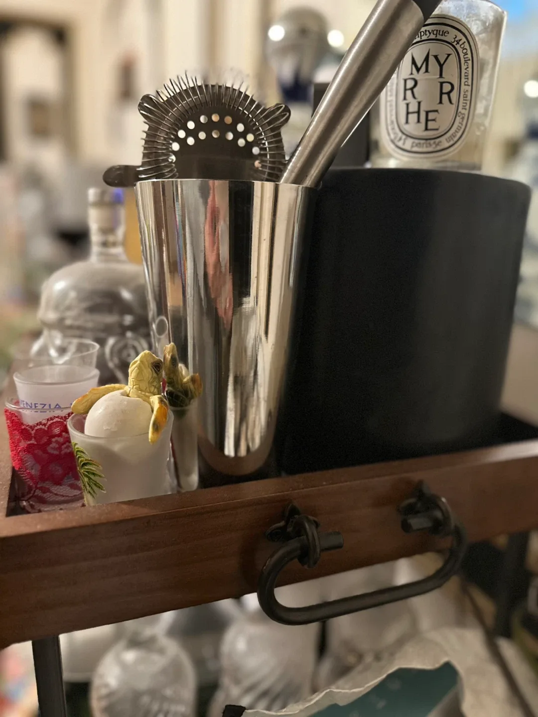 Cast Iron Bar with Removable Serving Tray image indicator(5)