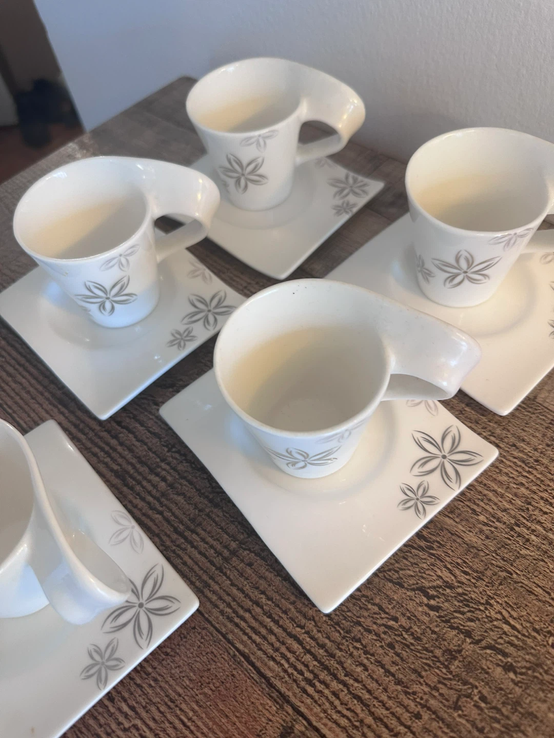 Queen Coffee Cup and Saucer Set (5) - photo 3