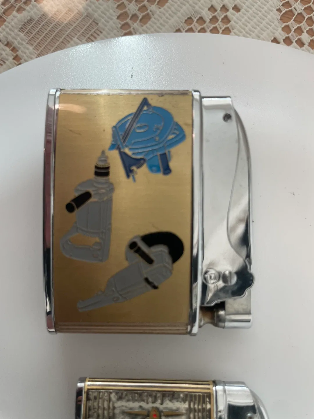 Vintage Cigarette Lighters image indicator(3)