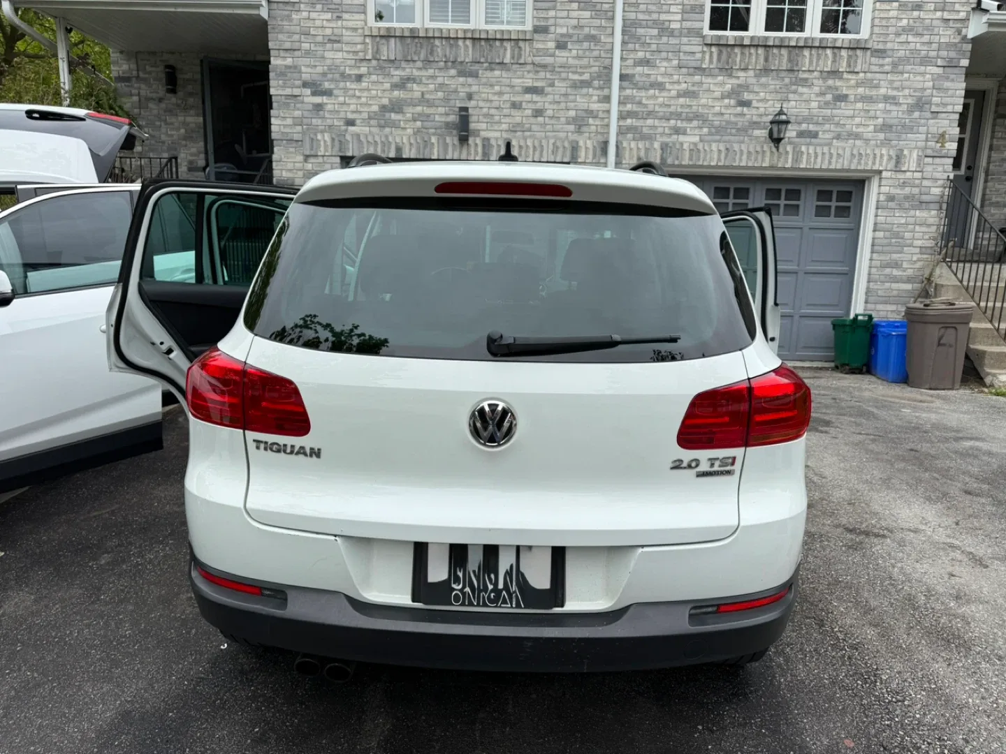 Volkswagen Tiguan 2.0 TSI - White SUV image indicator(2)