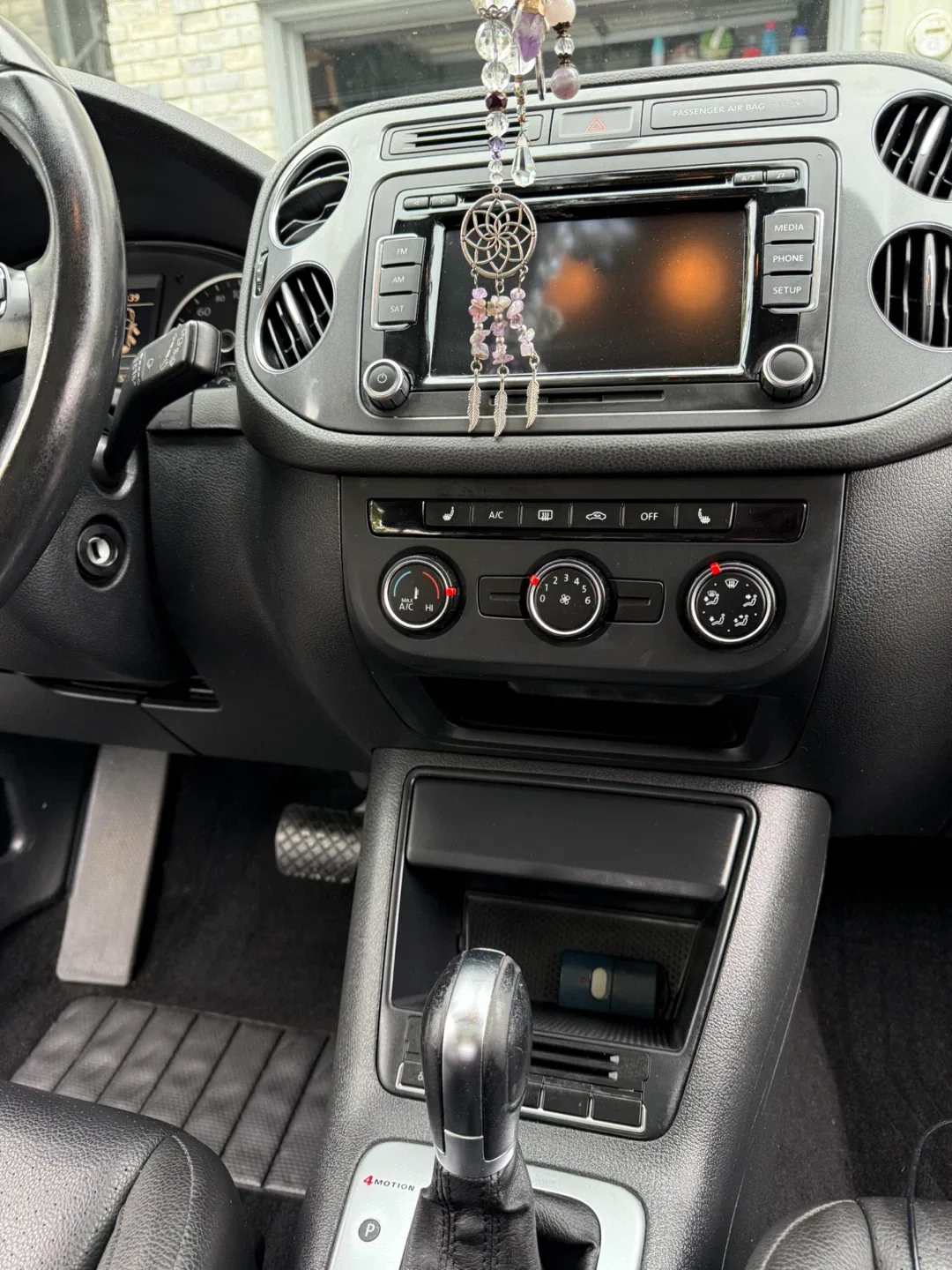 Volkswagen Tiguan 2.0 TSI - White SUV image indicator(5)