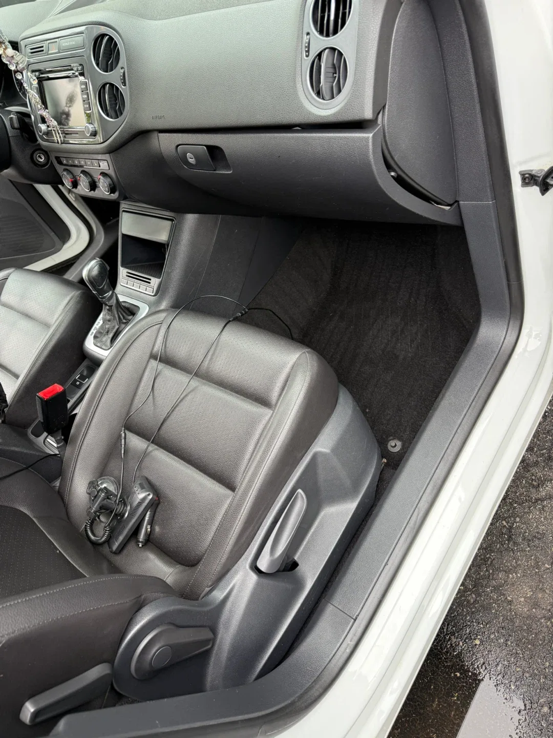 Volkswagen Tiguan 2.0 TSI - White SUV image indicator(6)