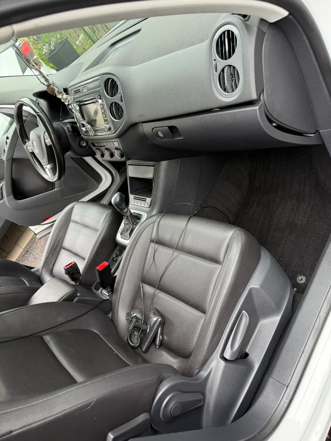 Volkswagen Tiguan 2.0 TSI - White SUV image indicator(7)