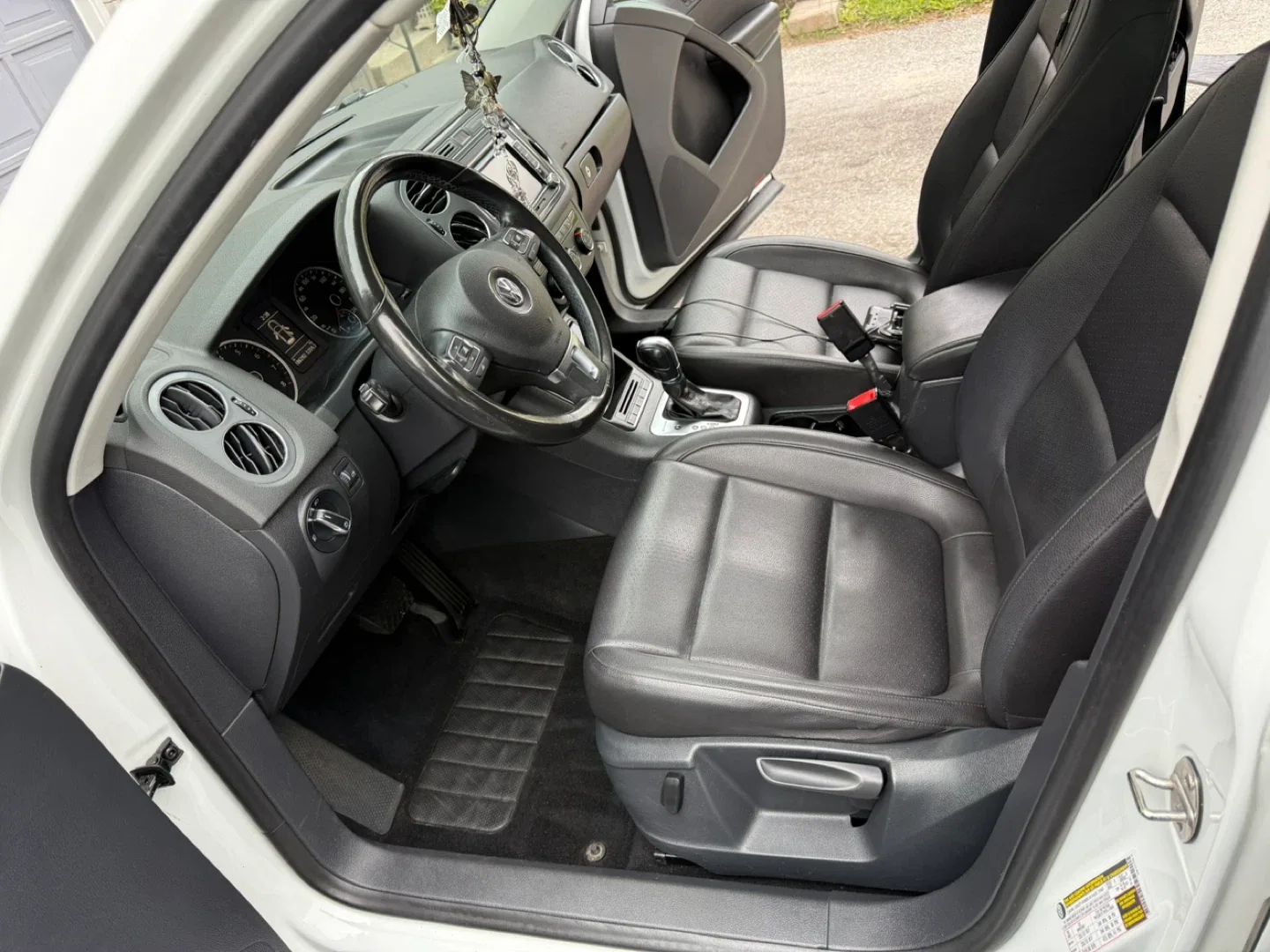 Volkswagen Tiguan 2.0 TSI - White SUV image indicator(10)