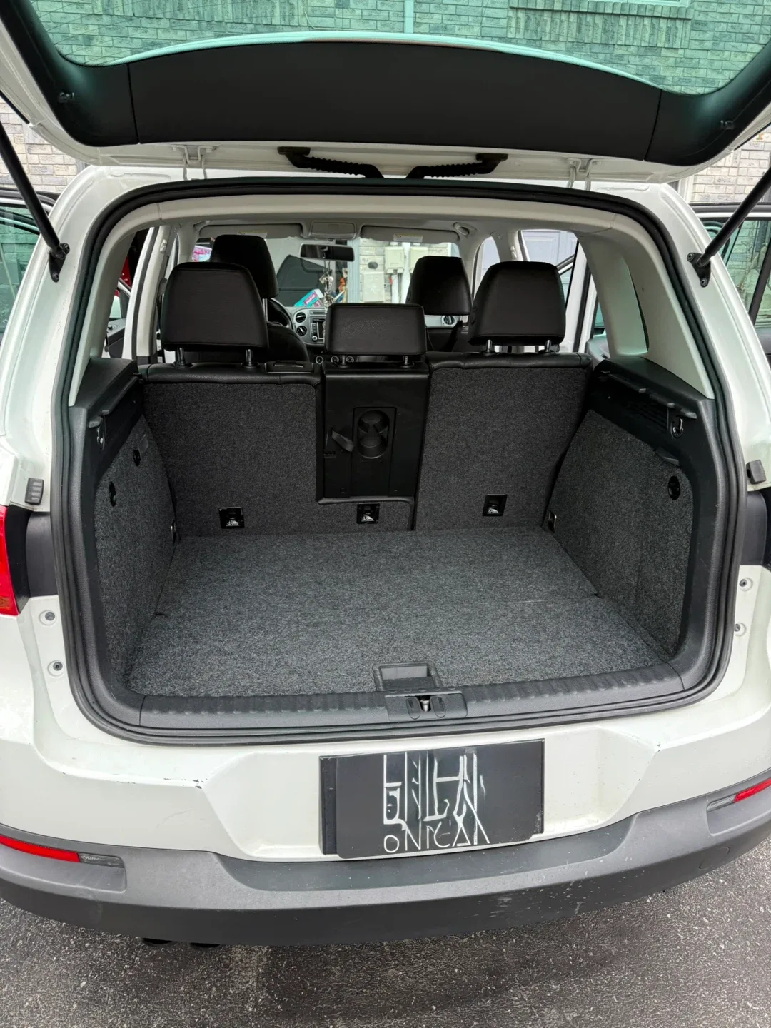 Volkswagen Tiguan 2.0 TSI - White SUV image indicator(8)