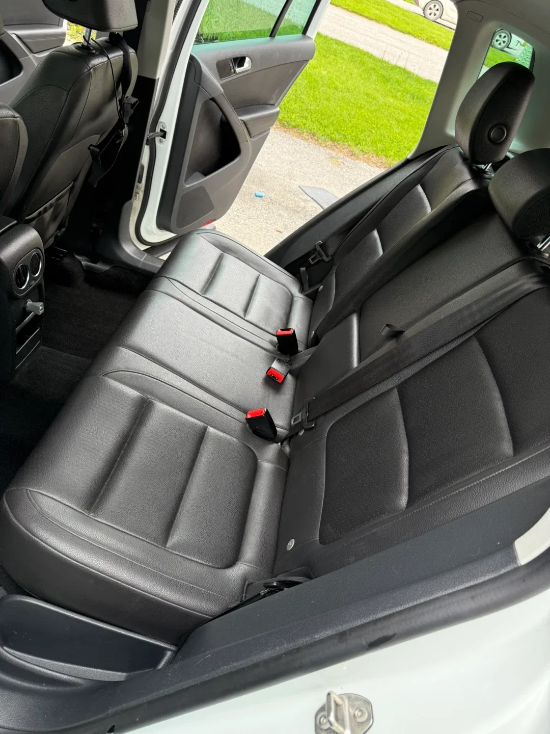 Volkswagen Tiguan 2.0 TSI - White SUV image indicator(9)