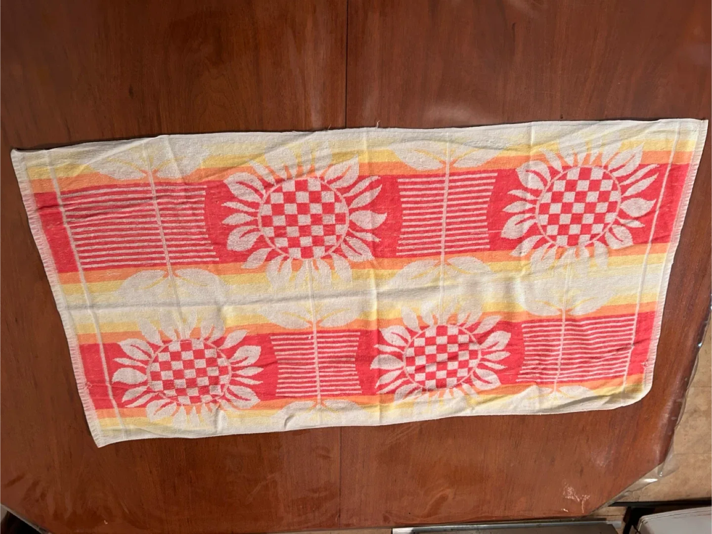 Vintage Groovy Sunflower Patterned bath Towel image indicator(3)