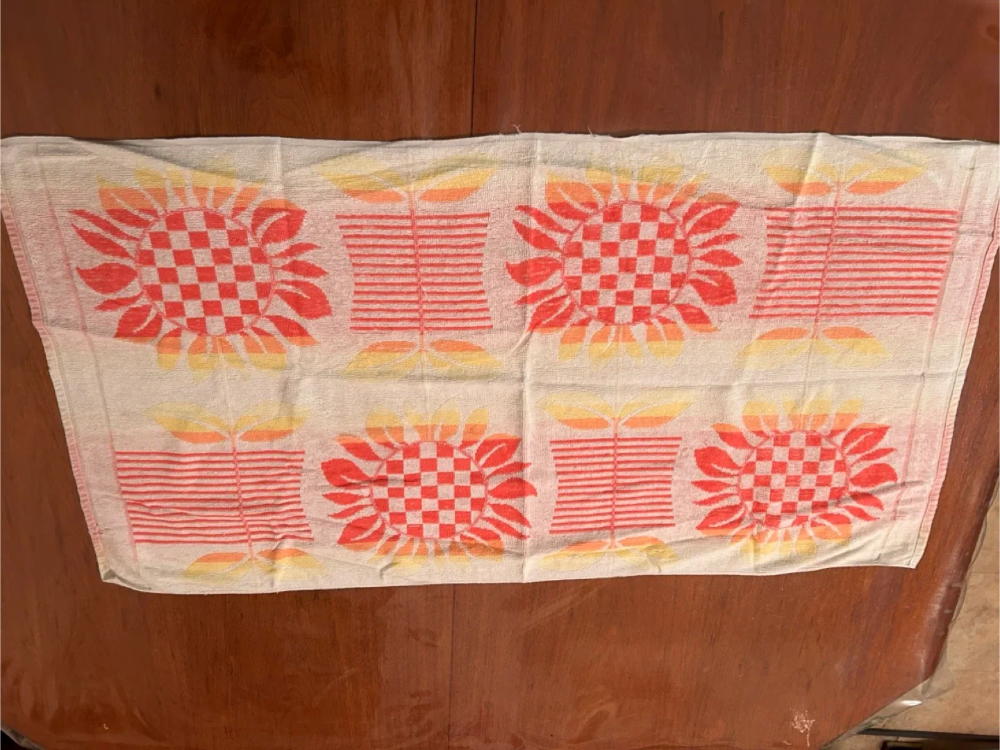 Vintage Groovy Sunflower Patterned bath Towel image indicator(4)