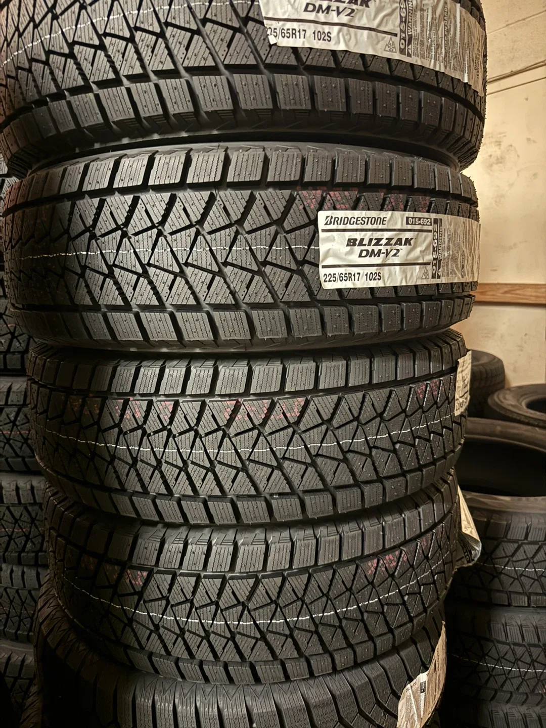 Bridgestone Blizzak DM-V2 225/65R17 Winter Tires - New image indicator(2)