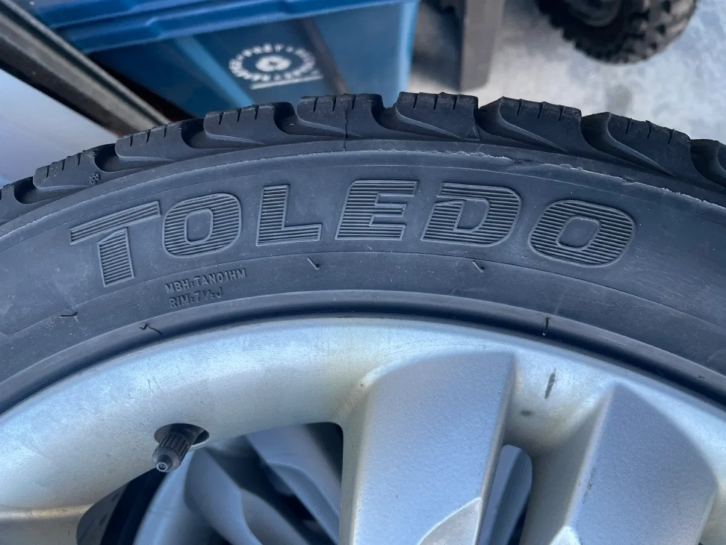 Toledo Blue Snow Tires 225/45R17 with Rims image indicator(2)