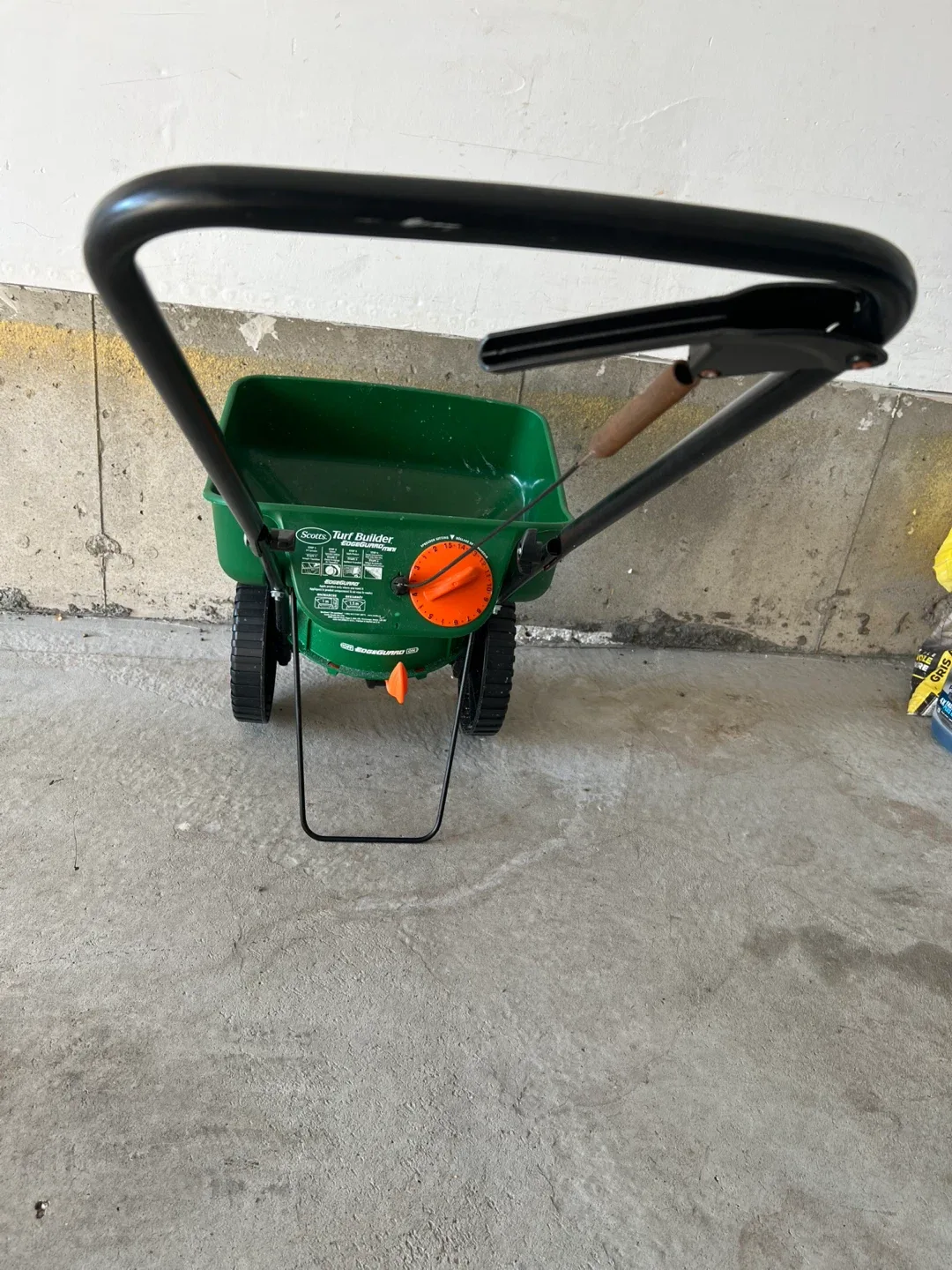 Scotts Turf Builder Edgeguard Mini Broadcast Spreader image indicator(3)