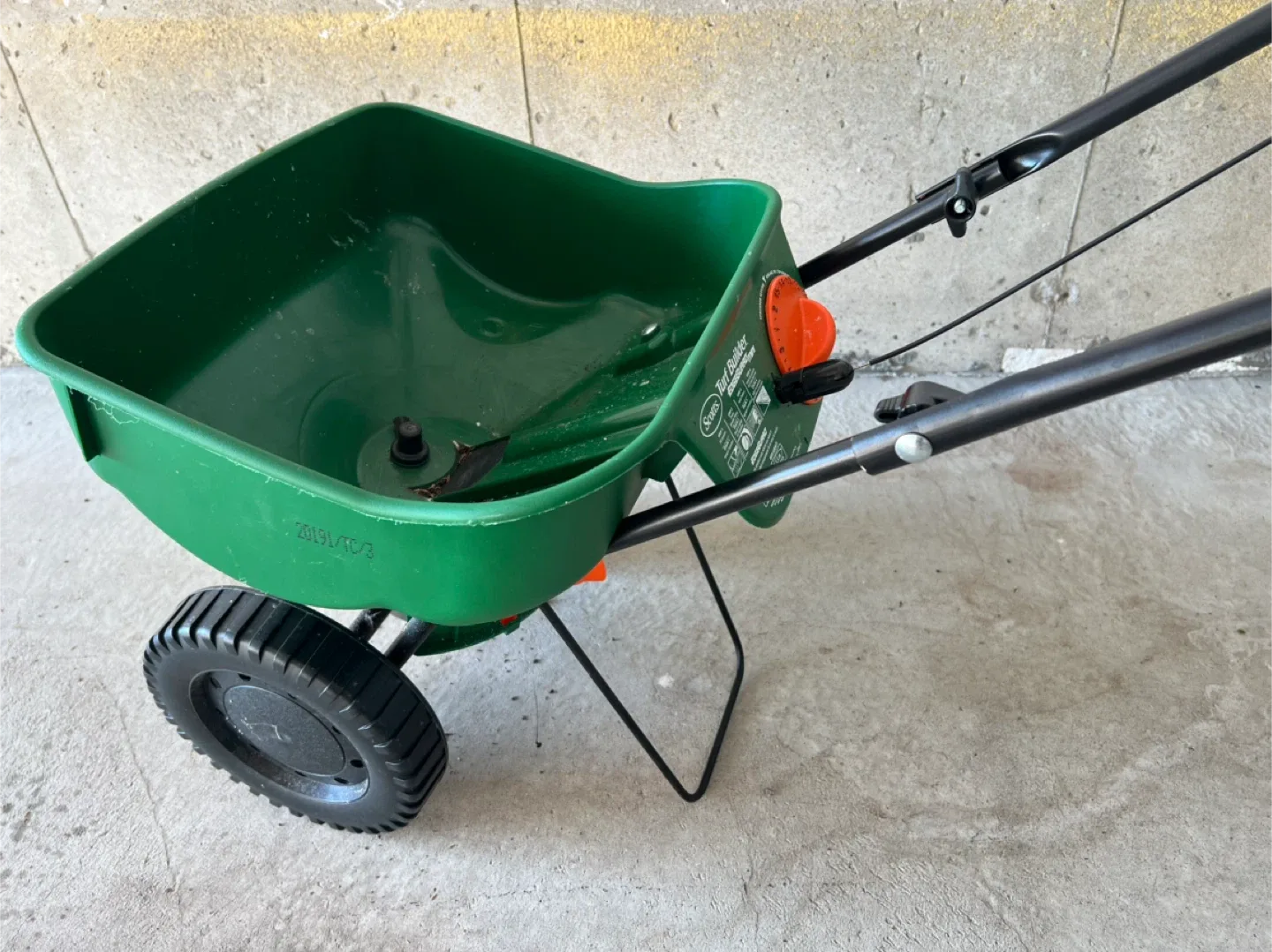 Scotts Turf Builder Edgeguard Mini Broadcast Spreader image indicator(2)